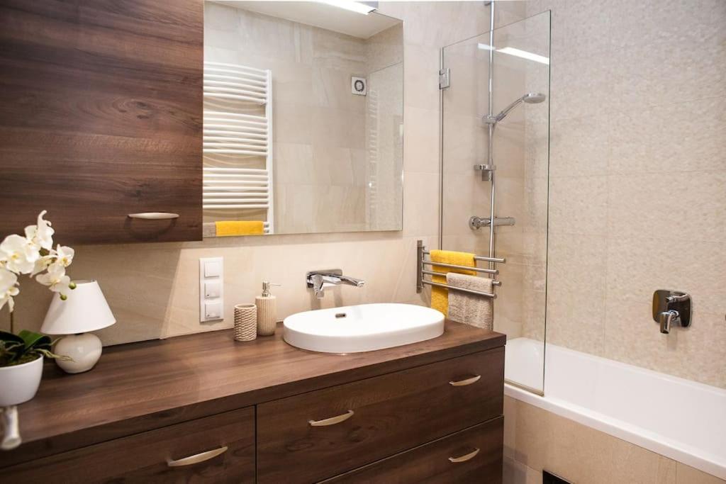 Liszt Apartman Gyor Exterior photo